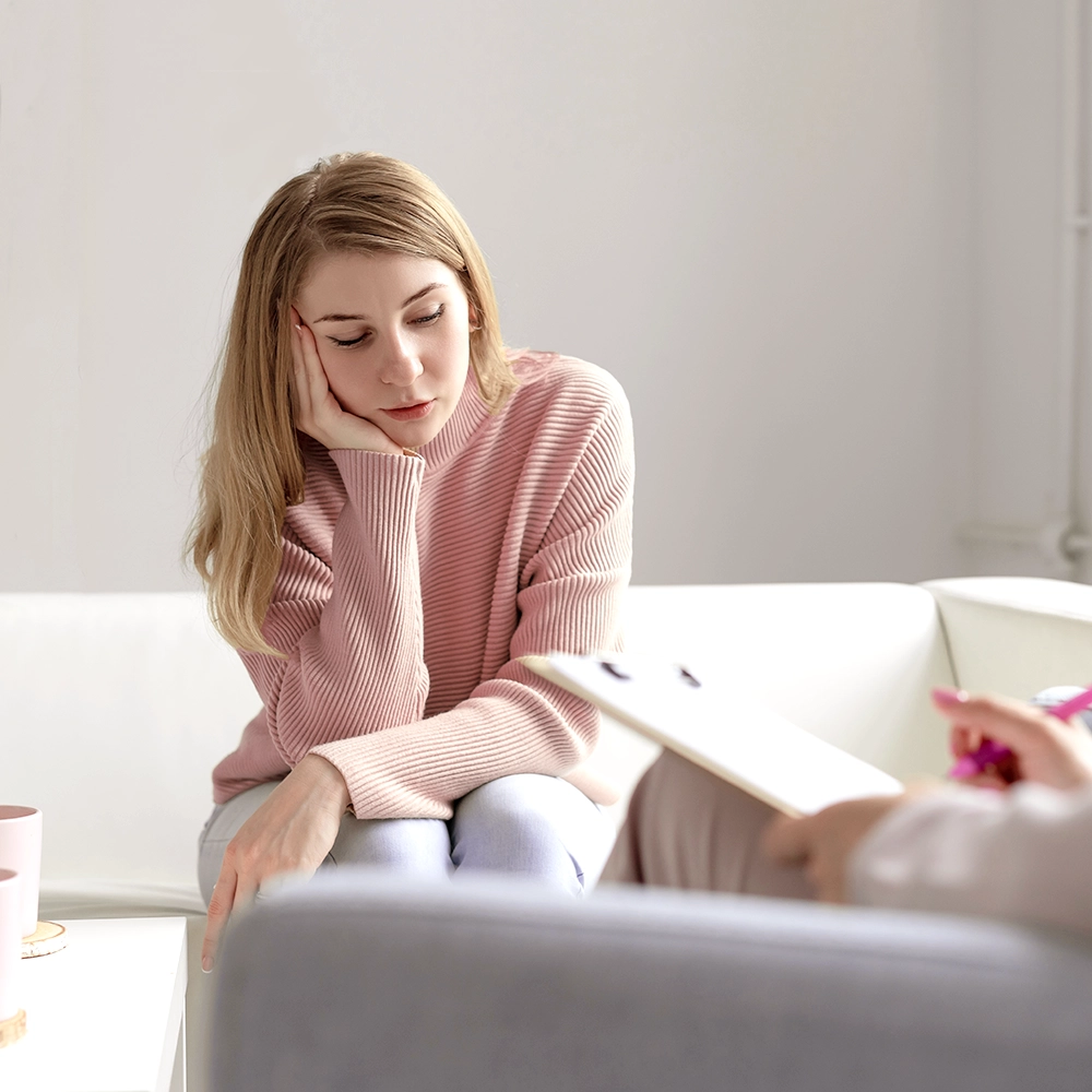Psychotherapie Spirale Junge Klientin beim Psychotherapiegespräch