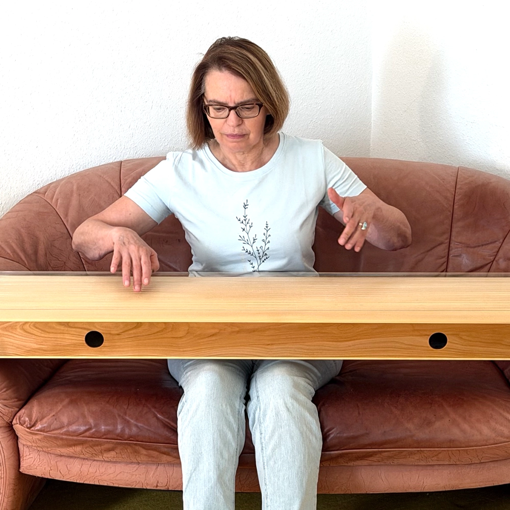 Klangmeditation_monochord Frau Muttscheller spielt am Monochord